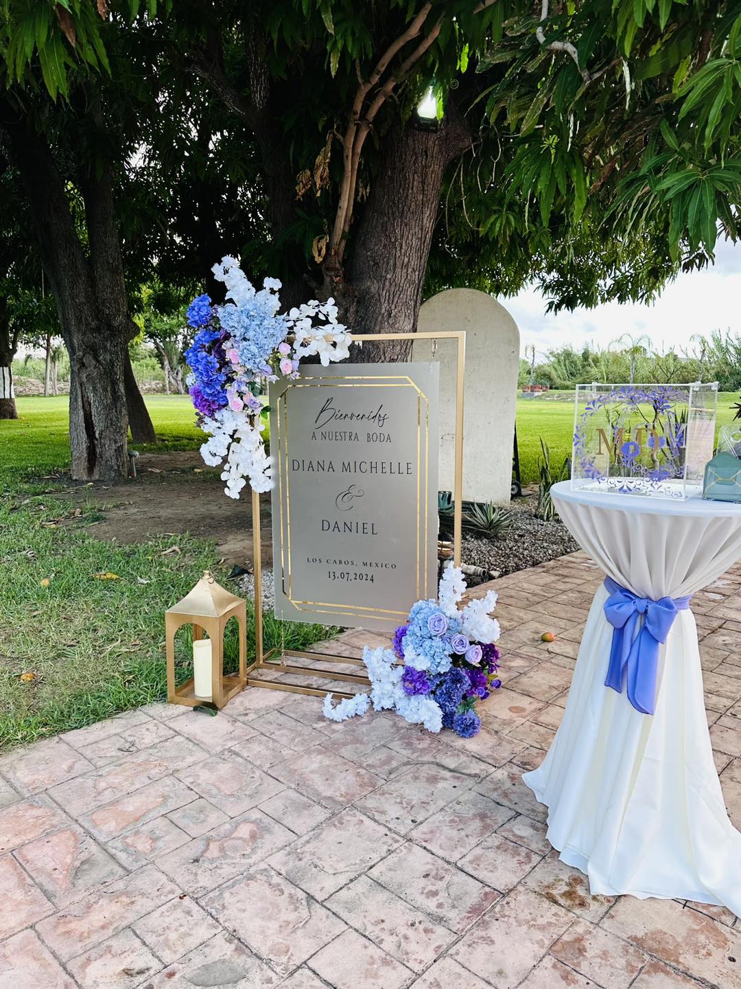 Área de bienvenida con iluminación romántica