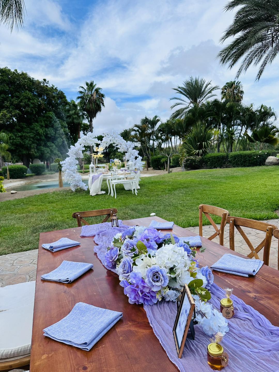 Mesa de postres y barra de bebidas